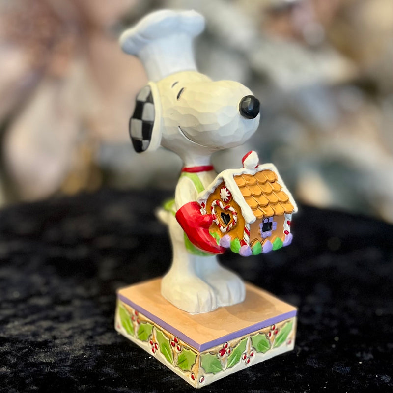 JIM SHORE - PEANUTS 12CM SNOOPY WITH GINGERBREAD HOUSE 6013045