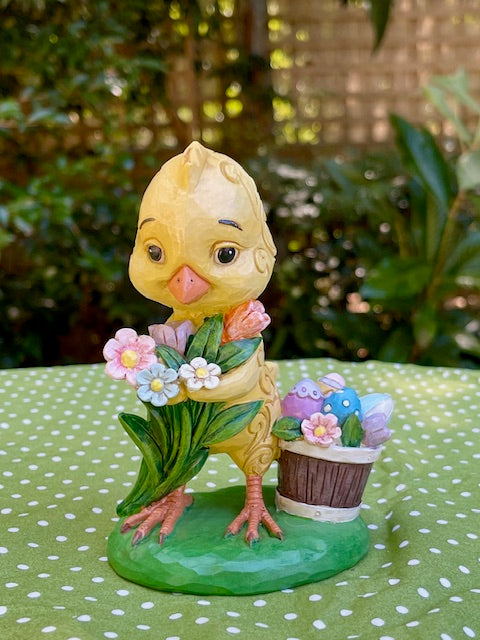JIM SHORE HEARTWOOD CREEK 12CM CHICK WITH FLOWERS 6014393