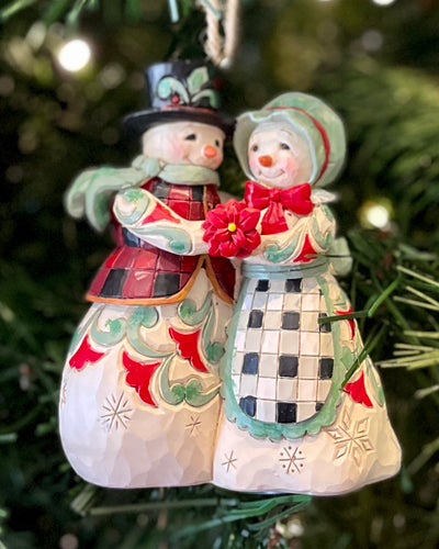 JIM SHORE HIGHLAND GLEN - SNOW COUPLE HANGING ORNAMENT 6015448