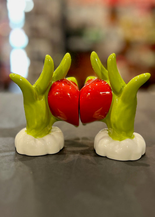 GRINCH HEART HANDS SALT & PEPPER SET 6017605
