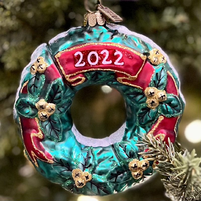 ERIC CORTINA HOLIDAY WREATH GLASS HANGING ORNAMENT 4253132