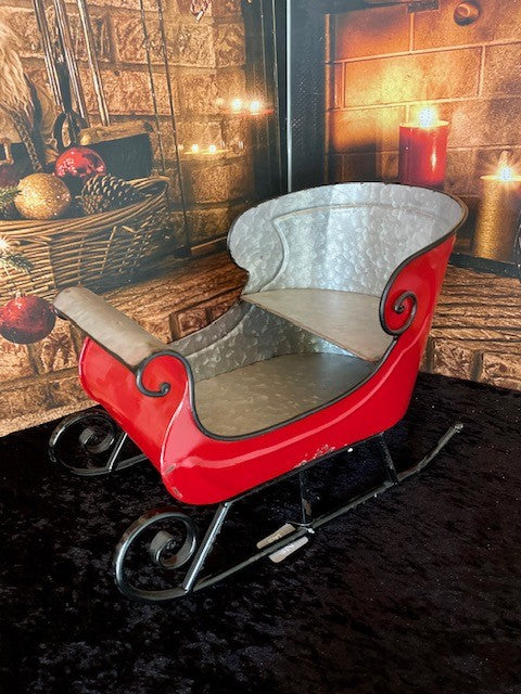 RED DISTRESSED SMALL TIN SLEIGH