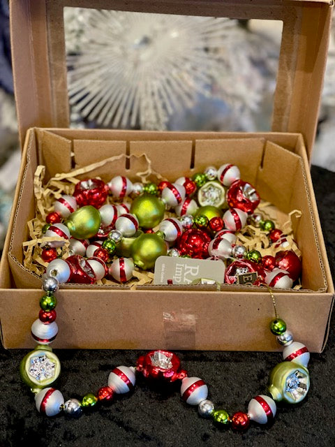 RED, GREEN & WHITE 6FT GLASS REFLECTOR & BEAD GARLAND G4353161