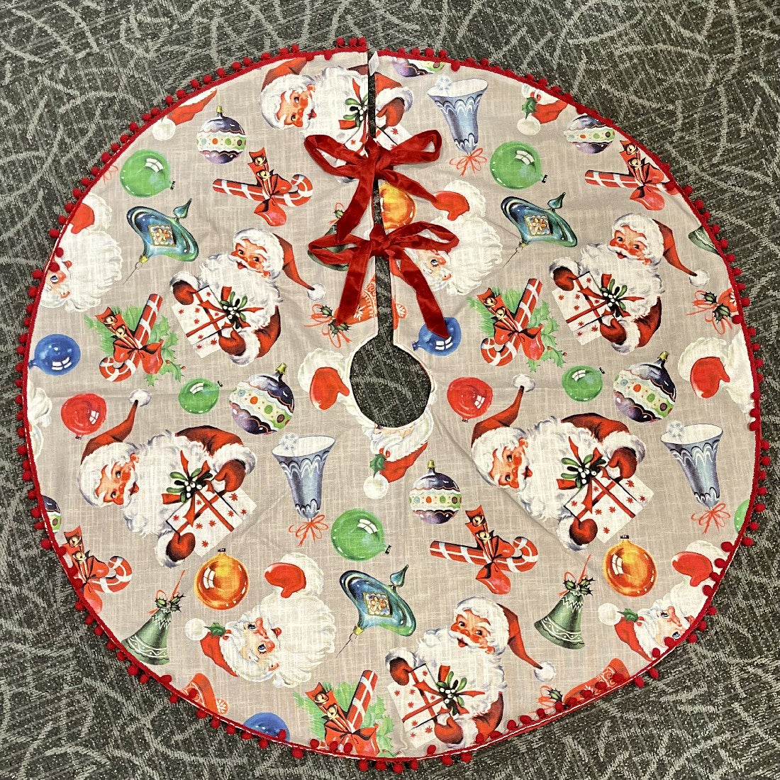 RETRO SANTA TREE SKIRT 4215991