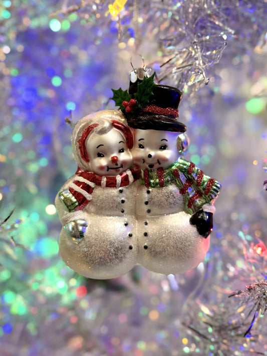 4.5" SNOW COUPLE GLASS ORNAMENT 4552904