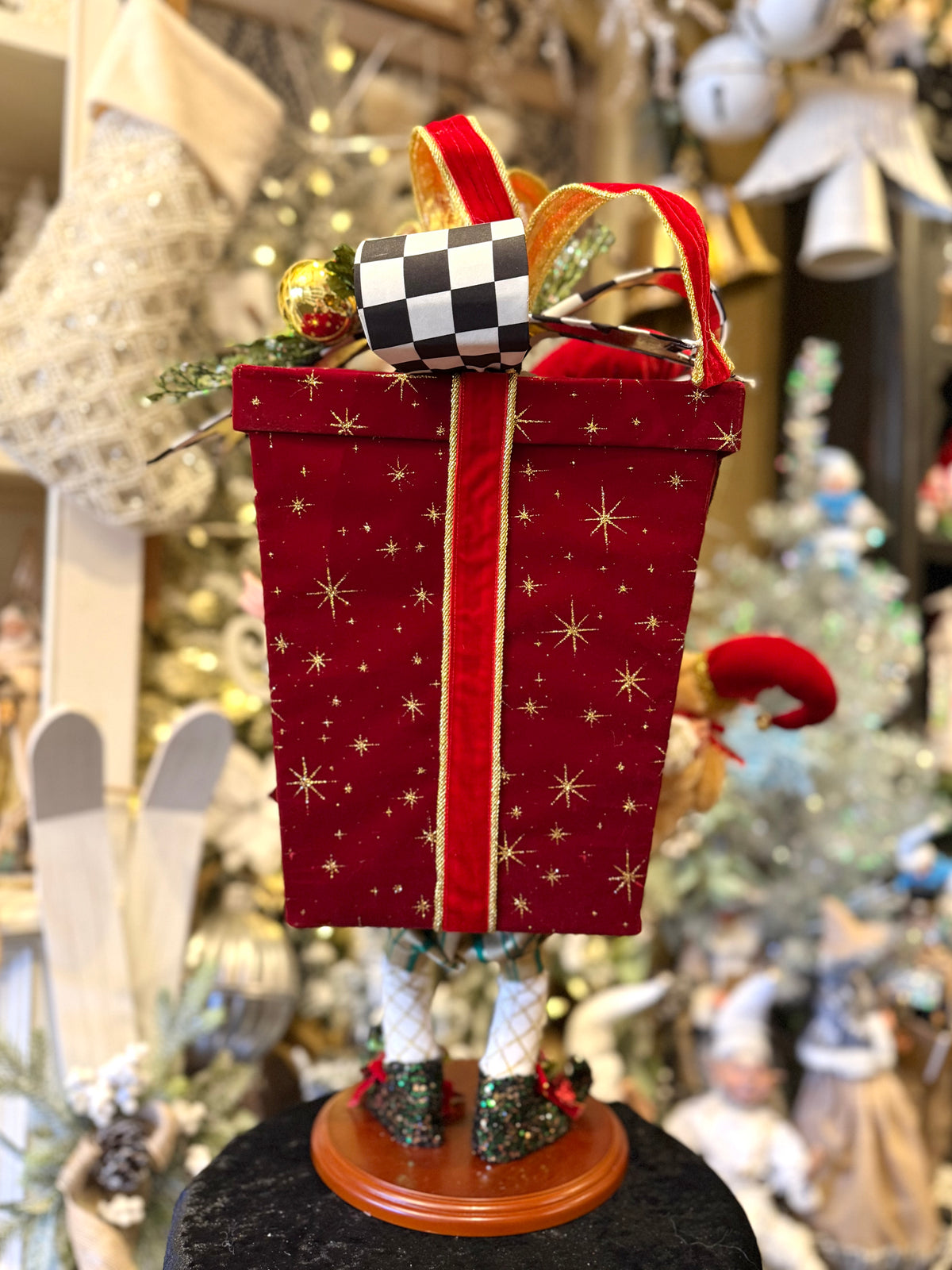 MARK ROBERTS - Medium Christmas Present Elf 51-64174