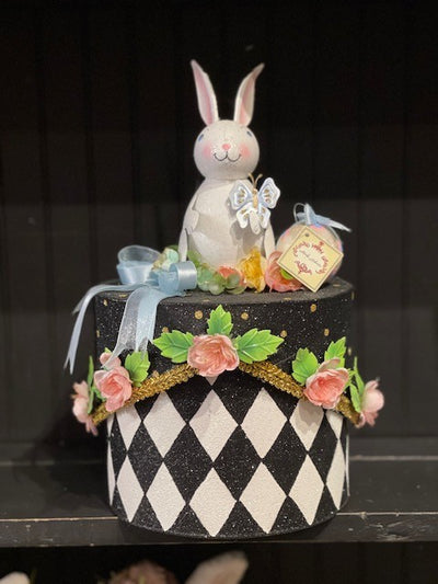 MARK ROBERTS BUNNY WITH EGG ROUND HAT BOX 25-10200