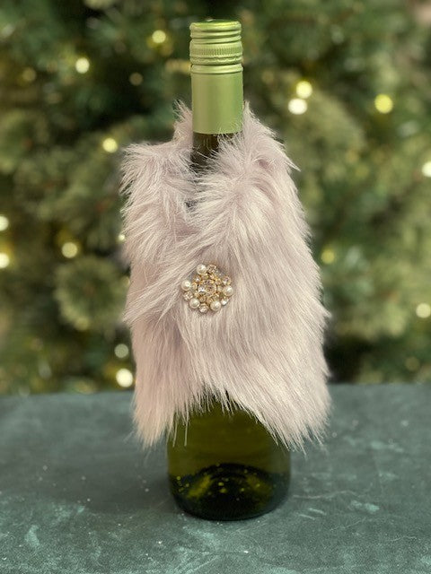 FAUX FUR LONG WITH PEARL DIAMOND BROOCH C BOTTLE COVER XFVDFF3