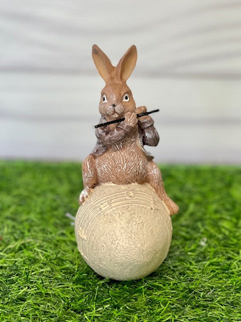 FLUTE PLAYING BUNNY ON EGG EA07182