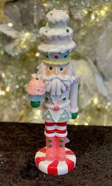 CANDY NUTCRACKER WITH CAKE TOPPER HOLDING CUPCAKE XSWT01C