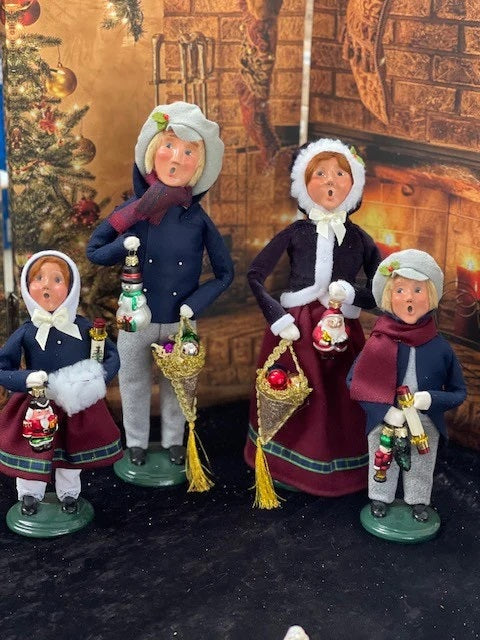 BYERS' CHOICE STEVENS FAMILY WOMAN CAROLER WITH ORNAMENT 4472B