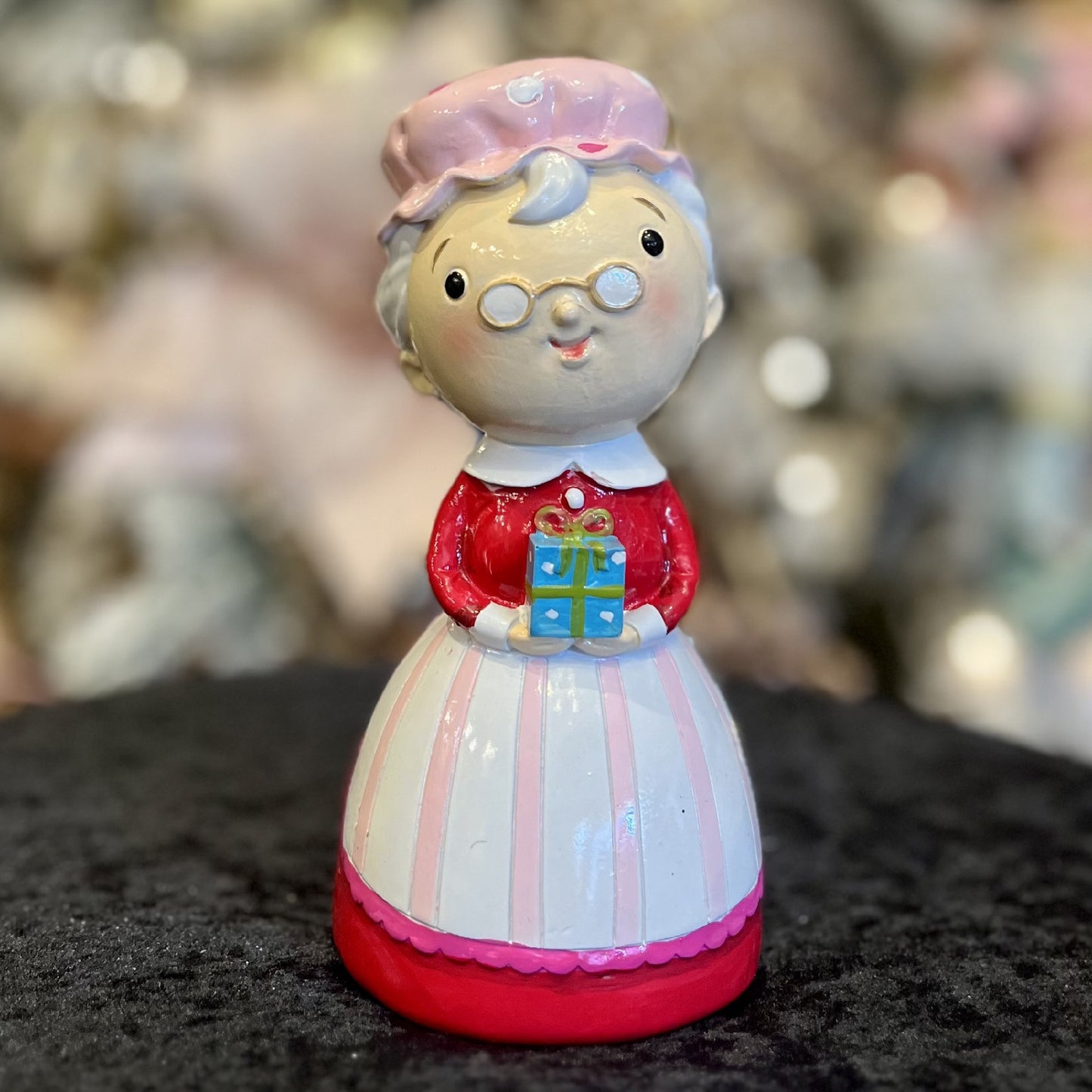 RETRO MRS CLAUS WITH PRESENT 4310251