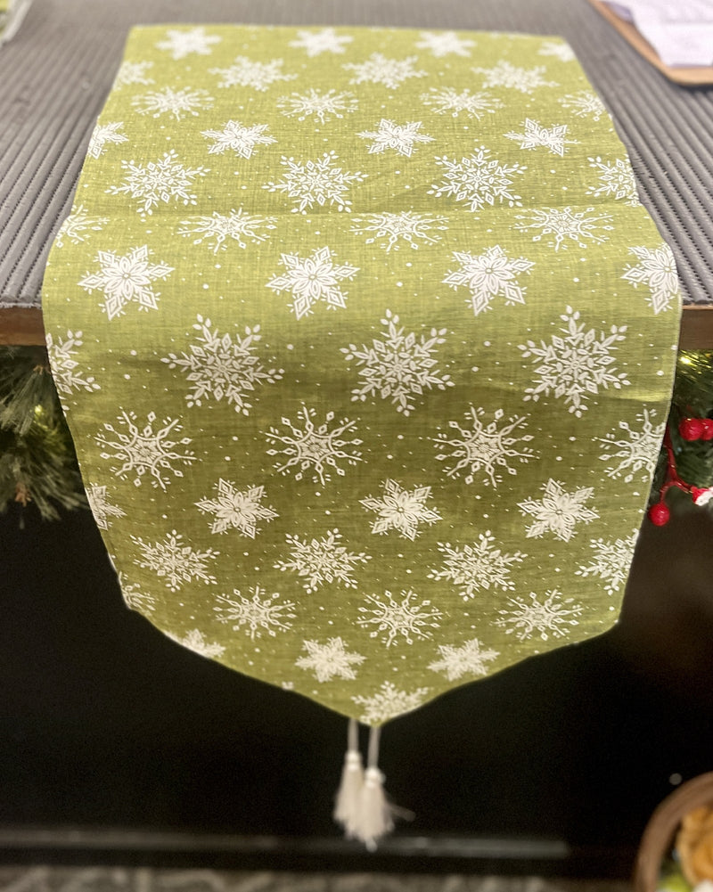 GREEN SNOWFLAKE TABLE RUNNER 42883132