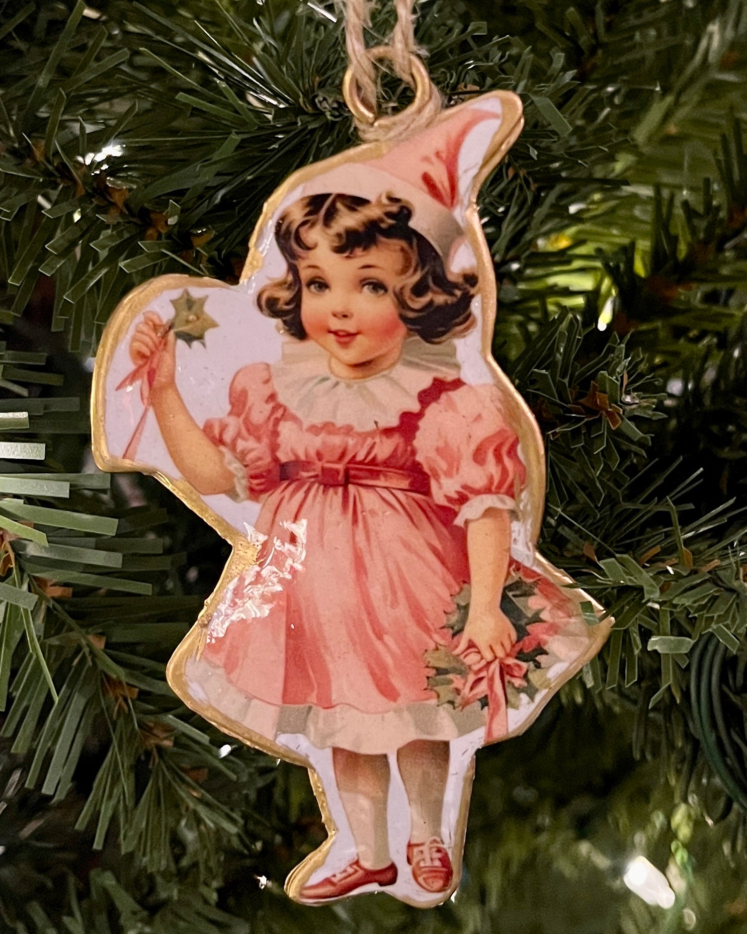 VINTAGE ANGEL HOLDING WREATH HANGING ORNAMENT UC554154