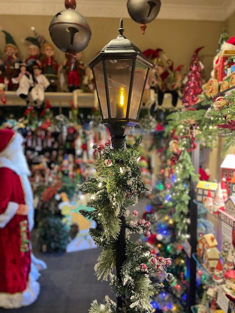 7FT PRE LIT DECORATED LAMP POST 24288