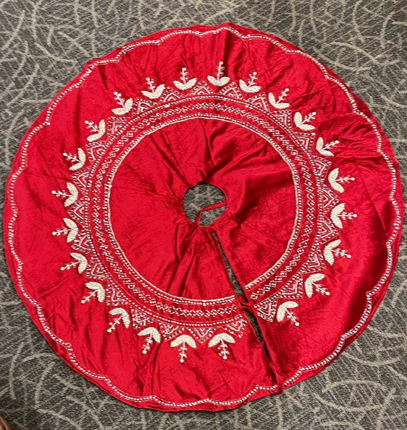 RED HAND BEADED LEAF PATTERN TREE SKIRT 