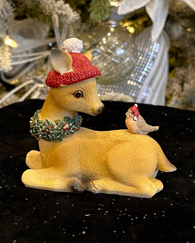 SITTING CHRISTMAS DEER WITH ROBIN XCD182