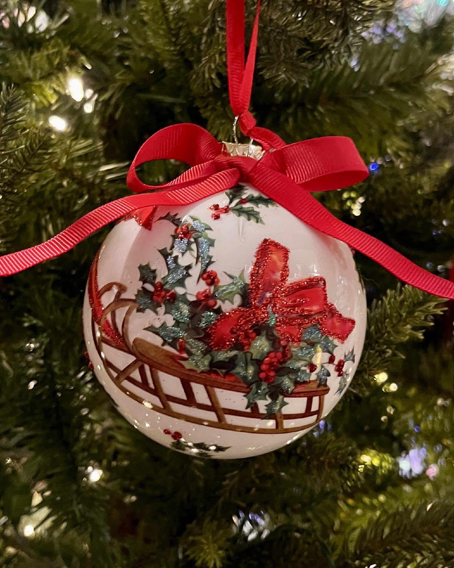WHITE WITH RED BOW & SLEIGH ROUND GLASS ORNAMENT 4424558