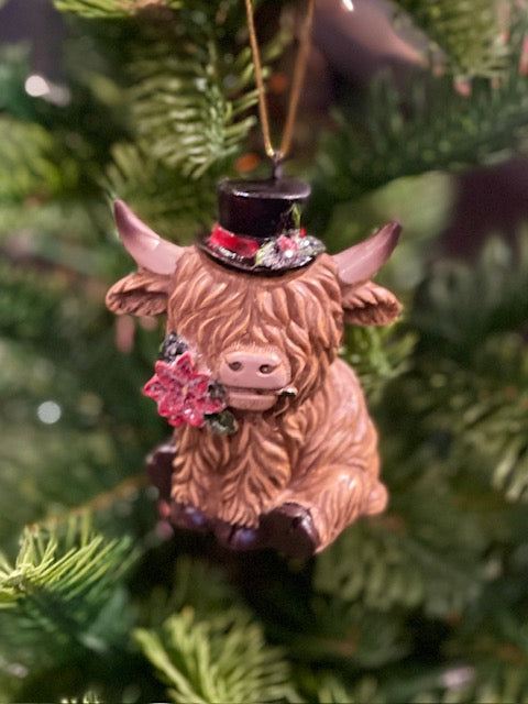HIGHLAND COW WITH TOP HAT ORNAMENT XM846