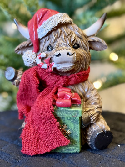 SITTING HIGHLAND COW WITH SANTA HAT XM836S