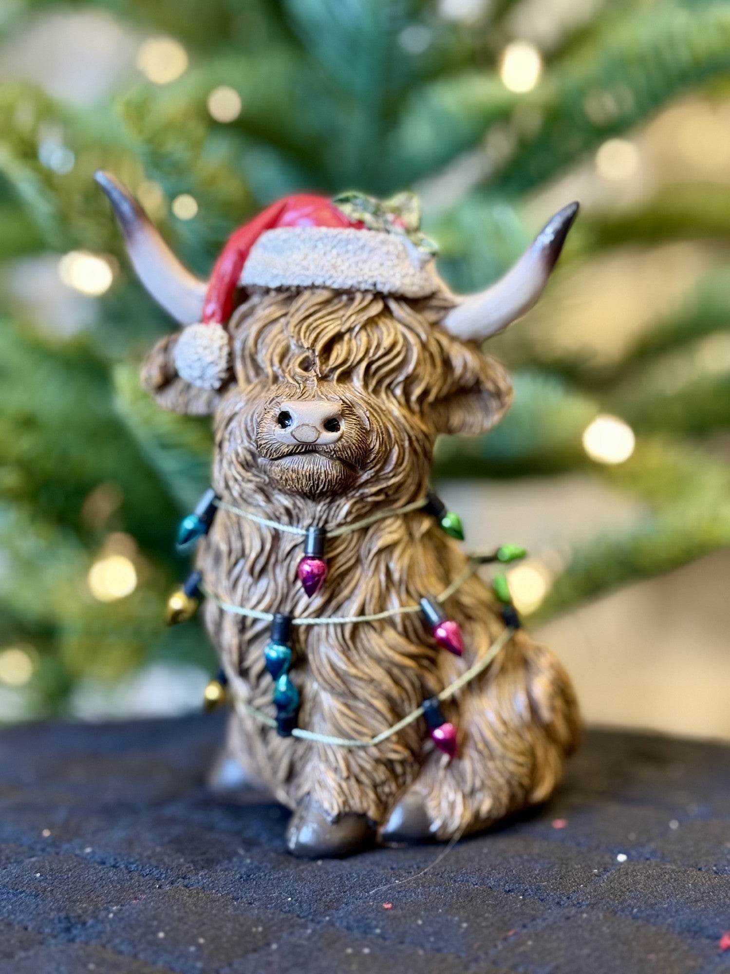 SITTING HIGHLAND COW WITH SANTA HAT & LIGHTS XM837