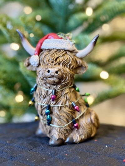 SITTING HIGHLAND COW WITH SANTA HAT & LIGHTS XM837
