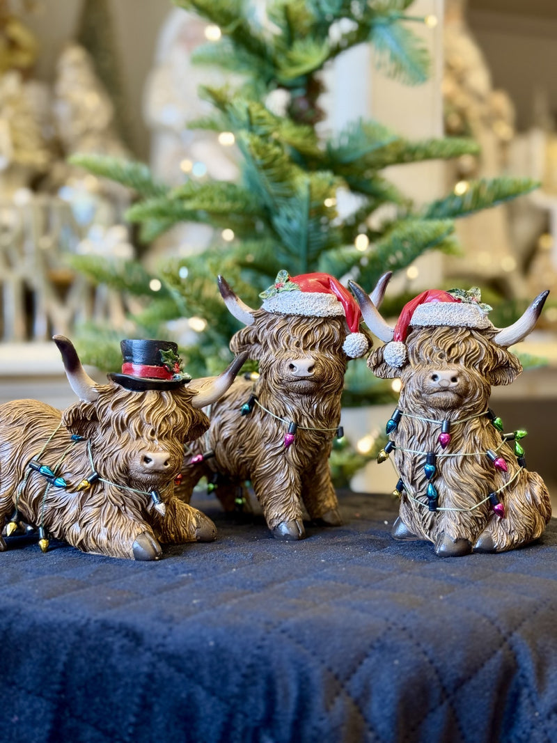 CROUCHING HIGHLAND COW WITH TOP HAT & LIGHTS XM837