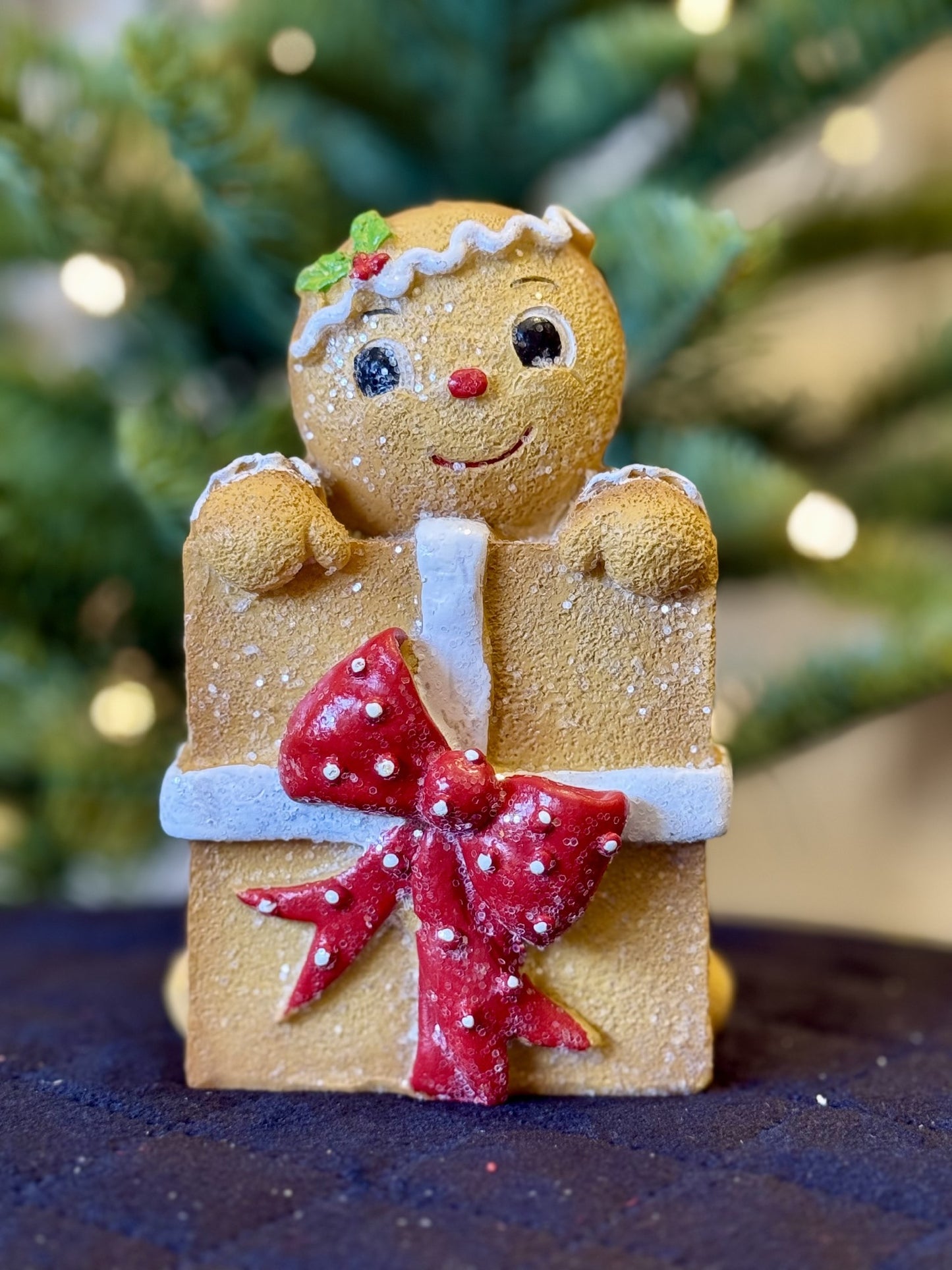 GINGRBREAD BOY STANDING WITH GIFT BOX XM799