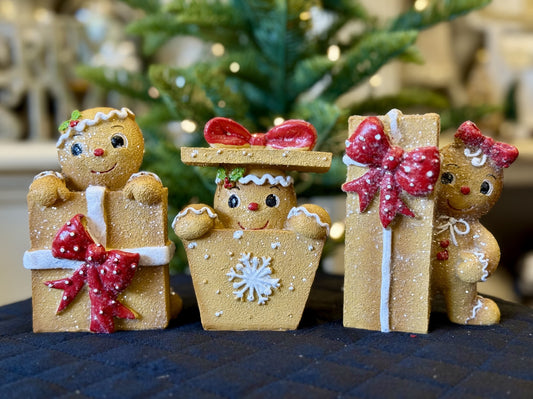 GINGERBREAD PEEKING OUT OF GIFTBOX XM799