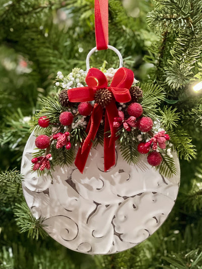WHITE EMBOSSED TIN BAUBLE WITH FROSTED BERRIES HANGING ORNAMENT 