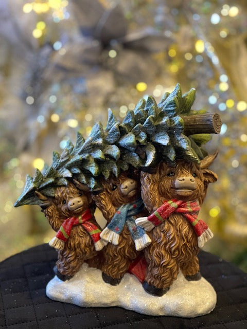 XMAS HIGHLAND COWS CARRYING CHRISTMAS TREE 26770