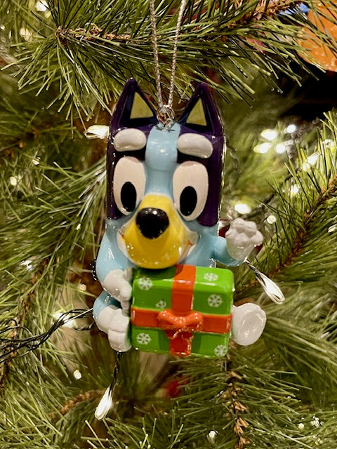 BLUEY SITTING WITH GIFT HANGING ORNAMENT BL1241