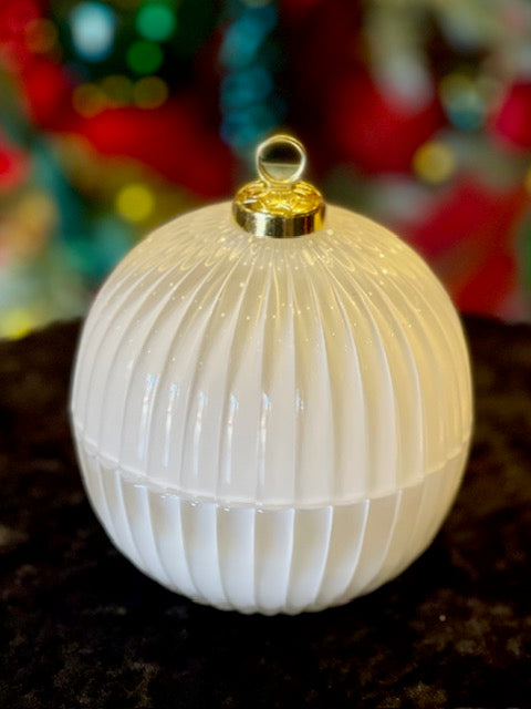 WHITE RIBBED BAUBLE WAX CANDLE XM0209