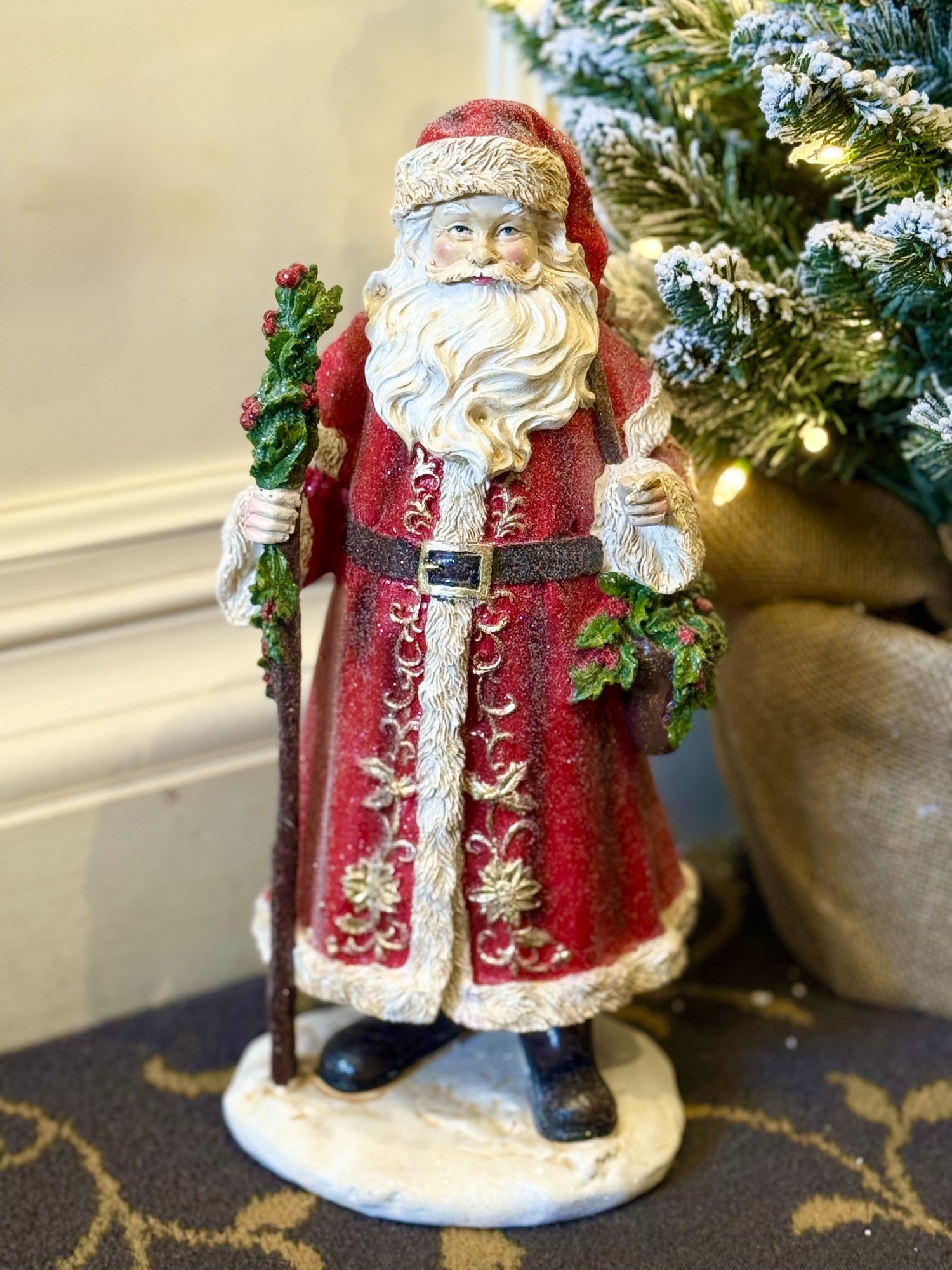CLASSIC SANTA WITH BASKET OF HOLLY 4512111