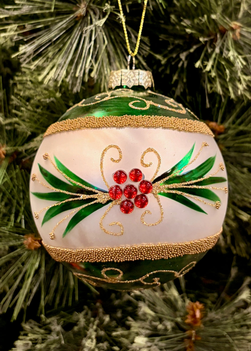 GREEN WITH LEAF DETAIL ROUND GLASS ORNAMENT 4524847