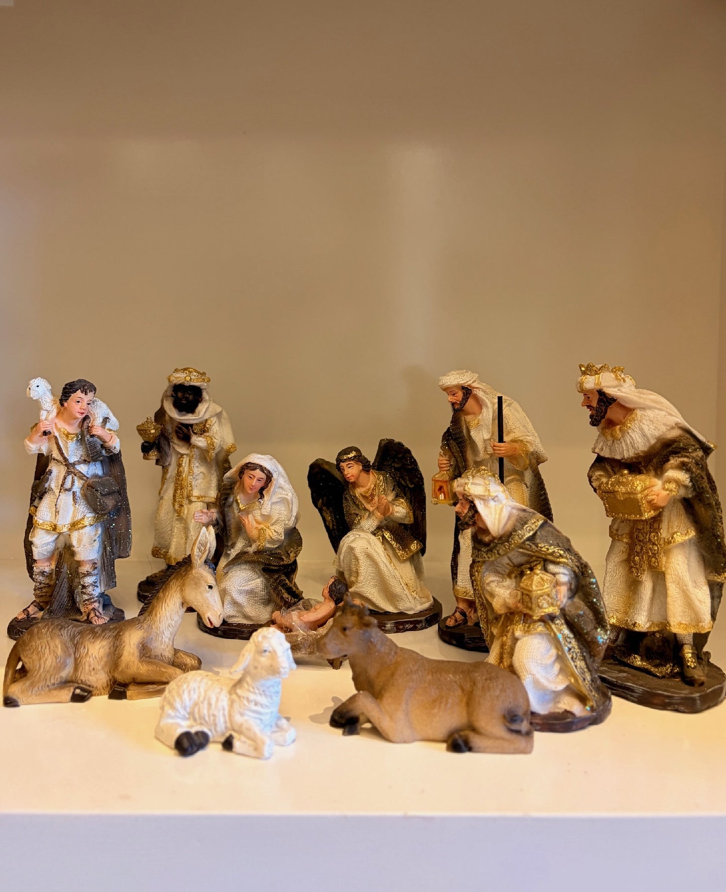 WHITE & GOLD 12 PIECE NATIVITY SET NS87318