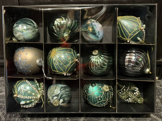 AMANDA'S ORNAMENT COLLECTION - A TIFFANY BLUE CHRISTMAS