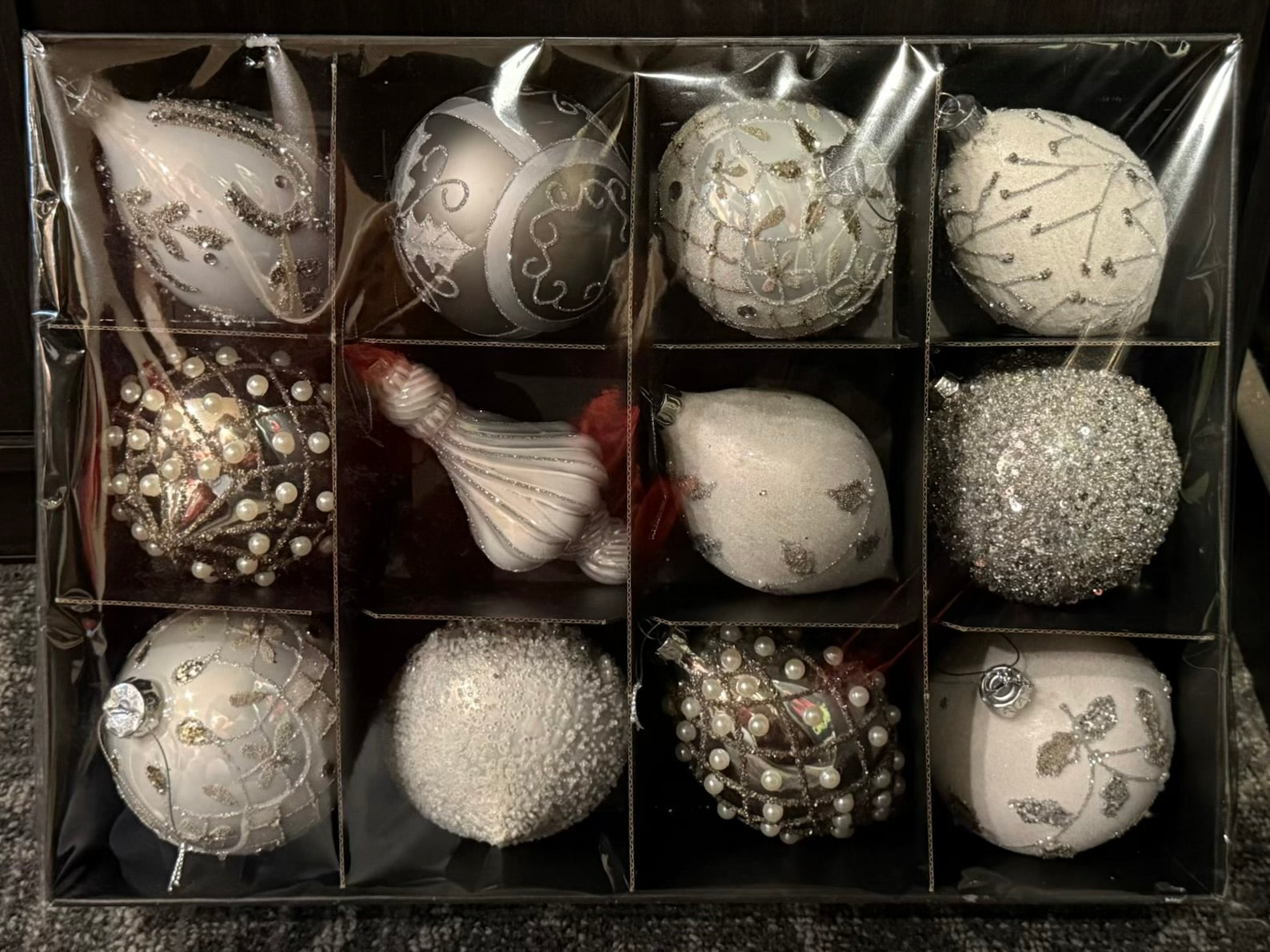 AMANDA'S ORNAMENT COLLECTION - SNOWY WHITE & SILVER