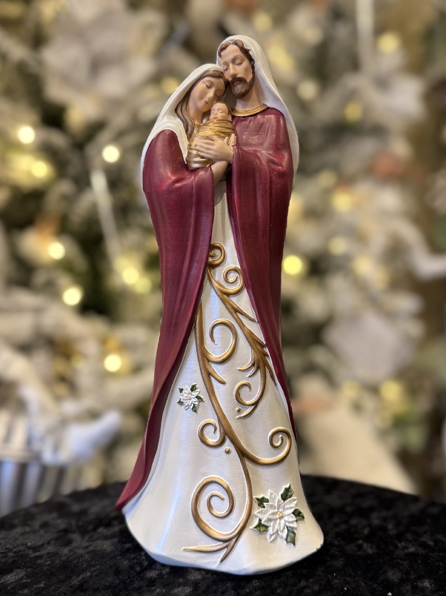 HOLY FAMILY IN RED WHITE AND GOLD 138579