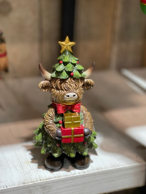 HIGHLAND COW CHRISTMAS TREE WITH PRESENT XM880