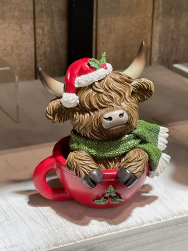 HIGHLAND COW WITH SANTA HAT IN CUP XM881