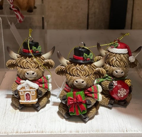 HIGHLAND COW WITH SANTA HAT & BAUBLE HANGING ORNAMENT XM879