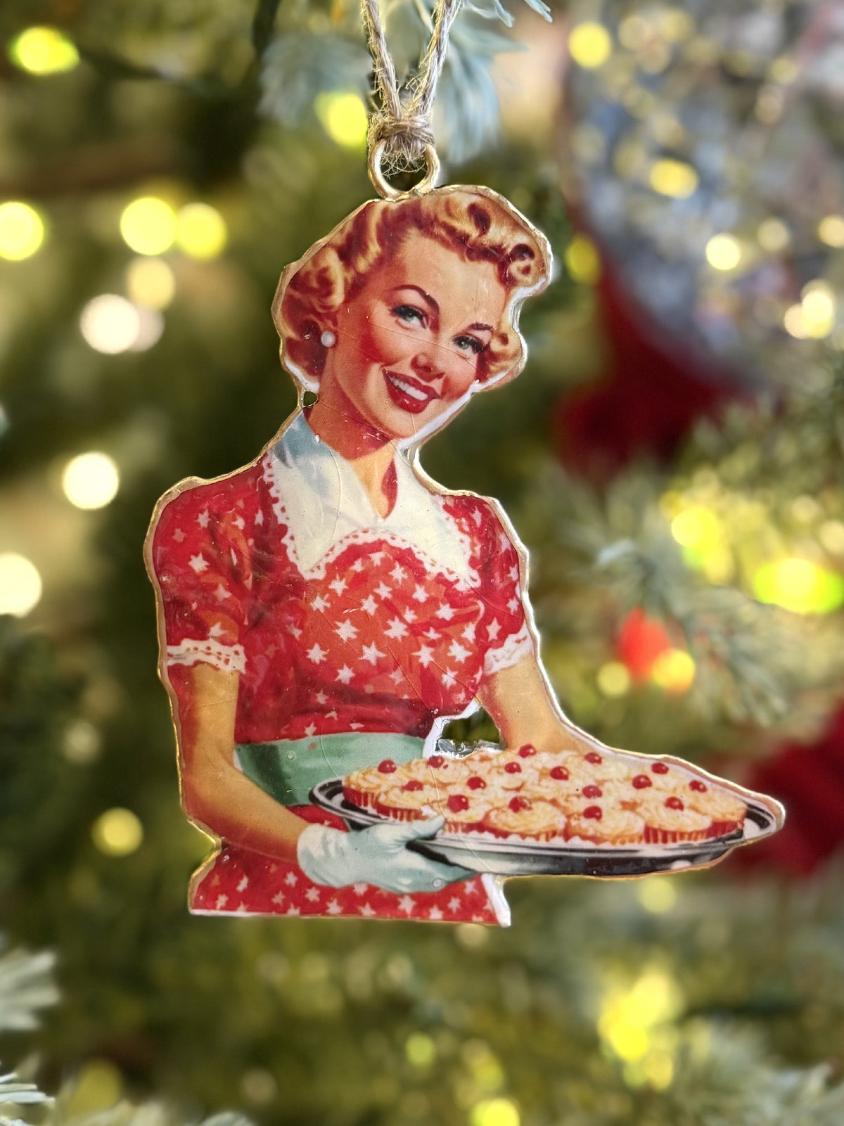 RETRO WOMAN BAKING METAL ORNAMETN XM159