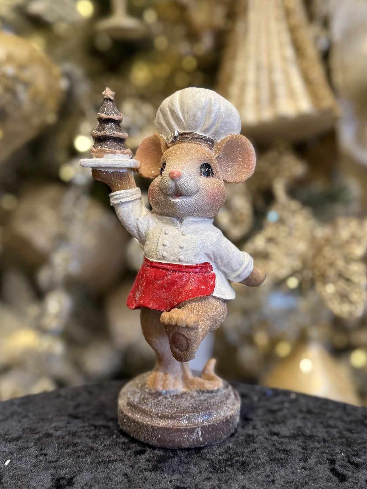 MOUSE CHOCOLATIER WITH CAKE 4630523