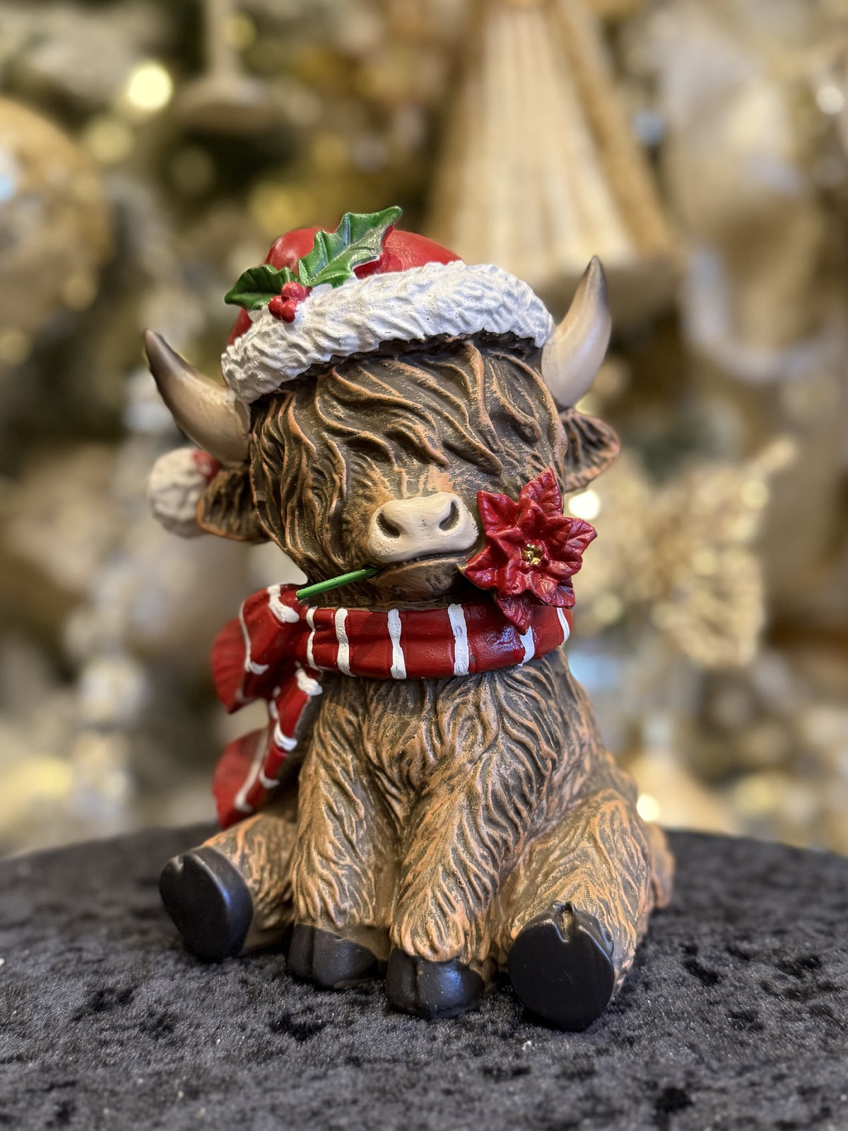 HIGHLAND COW WITH SANTA HAT & FLOWER 4630527
