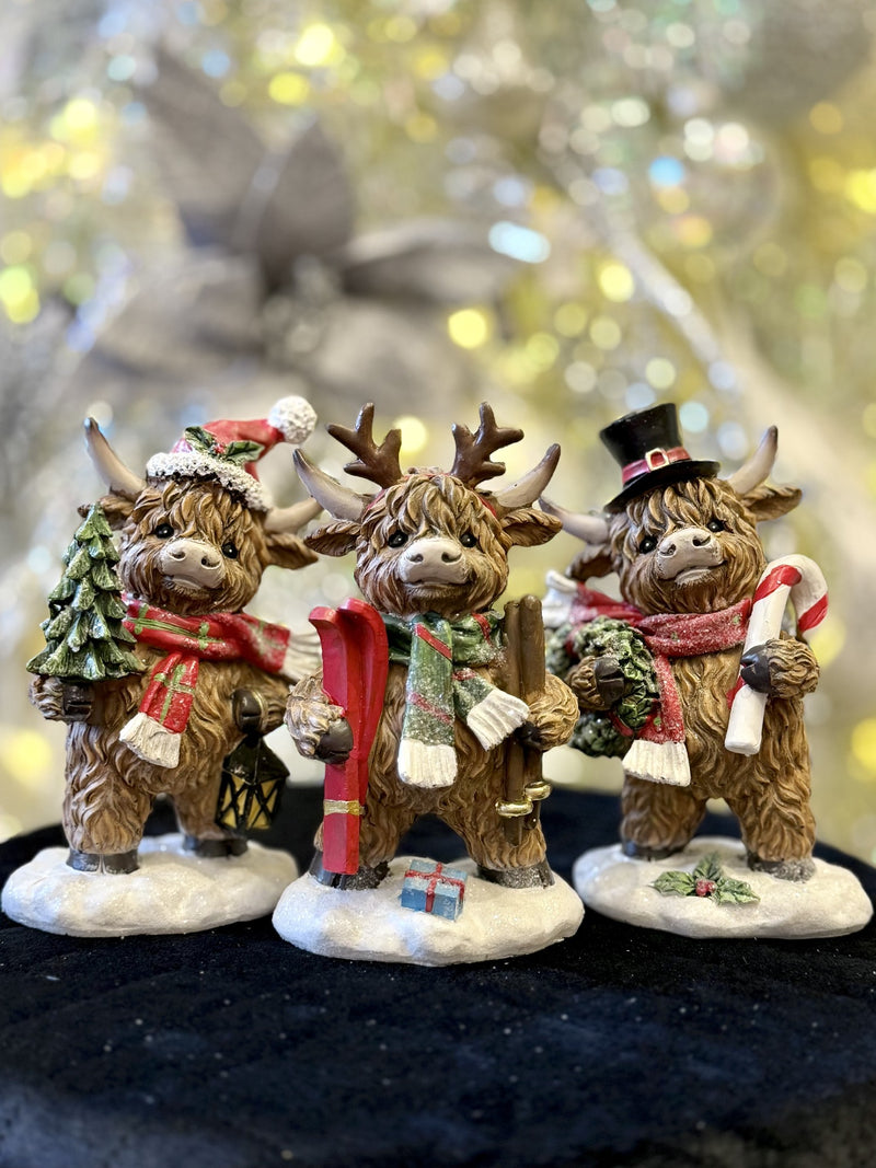 STANDING HIGHLAND COW WITH WREATH & TOP HAT 26773