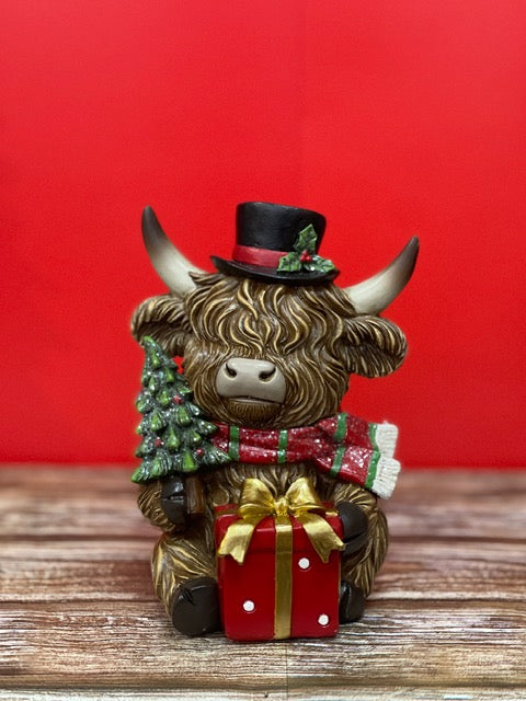 CHRISTMAS HIGHLAND COW SITTING WITH PRESENT & TREE 27601