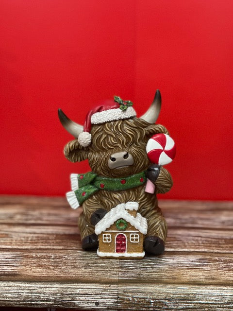 CHRISTMAS HIGHLAND COW SITTING WITH GINGERBREAD HOUSE 27601