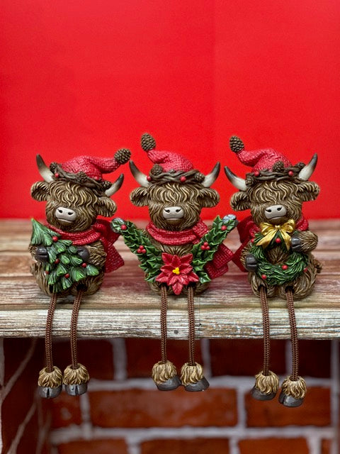 CHRISTMAS HIGHLAND COW WITH GARLAND WITH DANGLY LEGS 27602