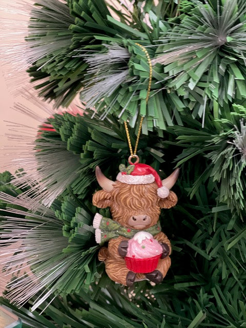 CHRISTMAS HIGHLAND COW WITH CUPCAKE HANGING ORNAMENT 27603